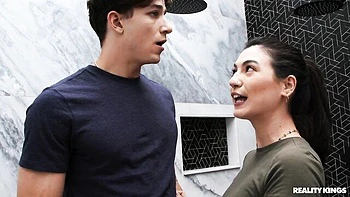 Dünne Veronica Rodriguez bläst Schwanz und wird Doggy gefickt