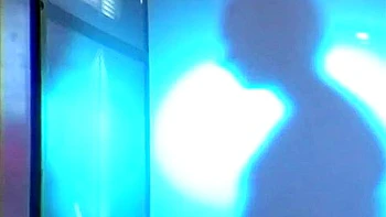 Mandy et Brooke se partagent une bite en bouche et anus en trio anal