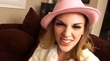 Коровка сосёт член и трахается в киску