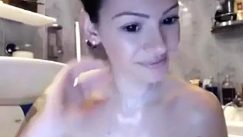 Zorra sexy de cámara se ducha y hace striptease sola