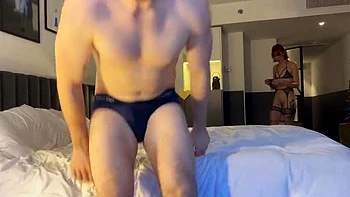 MILF pelirroja Pixie Pink follada fuerte en ducha de hotel