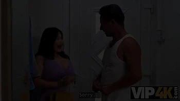 Namorada asiática de peitos grandes trai o daddy com foda hardcore