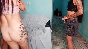 Esposa latina amateur pierde al marido con su mejor amigo en trío