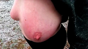 BDSM ao ar livre: peitos esbofeteados e buceta punida na neve