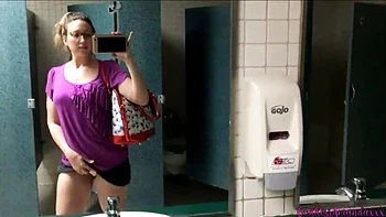 Deusa Amanda mijando no banheiro público com papo sujo e fetiche por pés