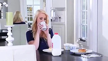 MILFs blondes sucent et baisent en trio avec bas