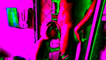 Blonde suce un cock sous la douche avec un twist coquin