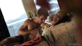 Chanel Preston mamando y follando en misionero con sus tetas enormes