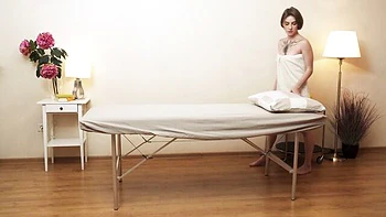 Игривую Азизу с маленькой грудью массируют до оргазма