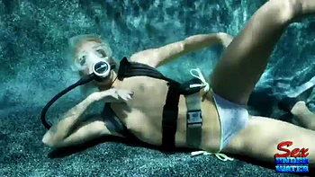 Большегрудая красотка мастурбирует под водой