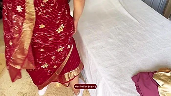 Indian Babe Teases With Sexy Saree Dance