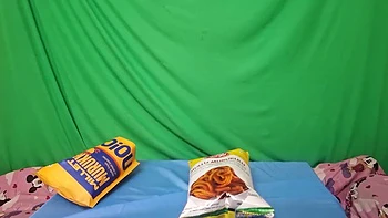 Хозяин магазина трахает девушек из Тамилнада