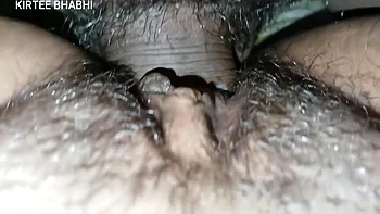 Madrastra masturba la polla del hijastro y le da placer