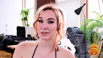 Loira se masturba sozinha com brinquedos