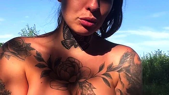 Самая горячая брюнетка мастурбирует на улице в соло