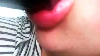 Belle solo se branle le cul en gros plan avec des jouets