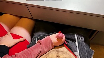 Школьница делает ручку под партой на уроке математики - сладкий подростковый POV