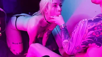 Rubia ninfómana lista para arruinar el juego comiendo coño