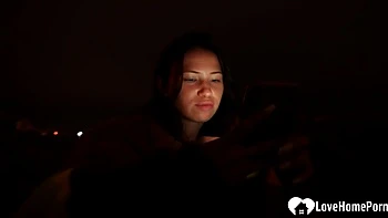 Молодая брюнетка 18-летняя глубоко сосёт член