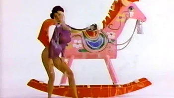 Barbara Moore dans un trio torride avec des rousses sexy