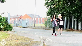 Пышногрудая эбони ловит соседа нюхающим её трусы и сосёт член