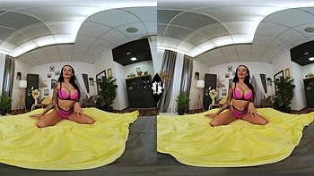 Maddy Black reibt sich in Dessous