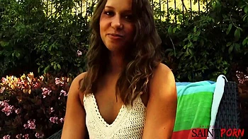 Liza Rowe geme enquanto Mike lambe sua buceta peluda