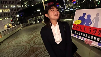 Foda dura e boquete de língua dividida com roupa