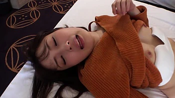 Chica asiática amateur con culo perfecto eyacula