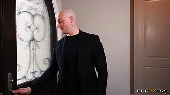 MILF rubia ayuda a su compañera con doble penetración y gran polla