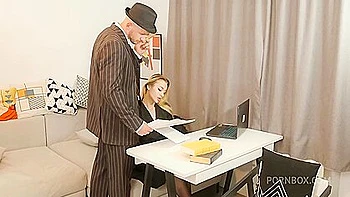 Jefa rubia teen se coge duro el culo en la oficina