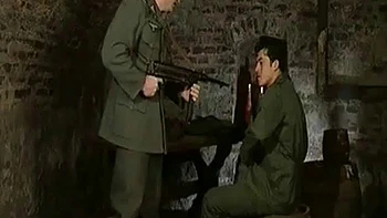 Putains de prison punies: pipe, levrette, amazone