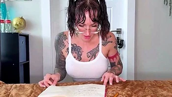 Busige Brünette fickt mit heißem Blowjob und Titfuck POV