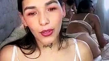 MILF morena amadora cavalgando o pau do marido