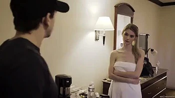 Blonde suce profond, levrette et chevauchement