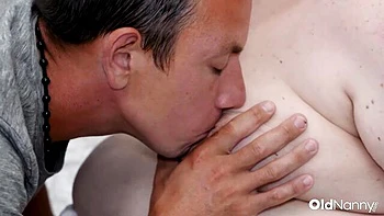 MILF mûre aux gros seins naturels en amante cachée