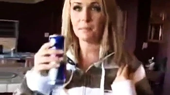 Blonde Milf mit 3 Titten saugt und fickt