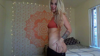 Blondes Teen masturbiert mit Toys vor Webcam