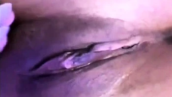 Grosse poitrine en talons se branle en solo POV