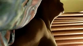 Gostosa asiática gemendo com boquete e chupando buceta