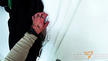 Adrienne et milf gracieuse s'embrassent et baisent en POV