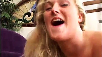 Rubia cachonda con tetas grandes recibe eyaculaciones faciales sucias