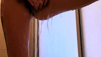 Jeune fille se déshabille et se masturbe sous la douche