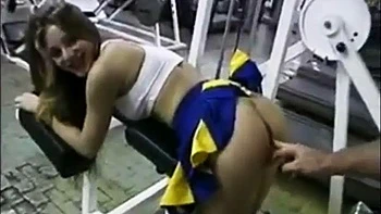 Dreier im Fitnessstudio: Aurora Snow fickt hart im Doggy