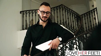 Maya Farrell con caricias en tobillos y fetiche de pies calientes