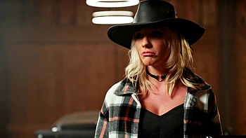 Kenna James und Anna Claire lecken und reiten großen Schwanz