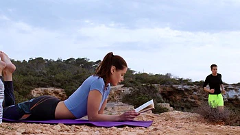 Alberto Blanco baise Sybil sexy au bord de la piscine en bikini