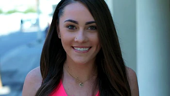 Oliver Flynn fode Mackenzie Mace com lingerie arrastão