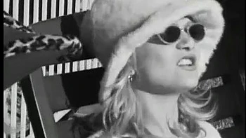 Asiática chupando polla grande interracial profunda