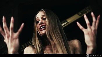 Тиффани Тейтум доминирует и контролирует разум раба